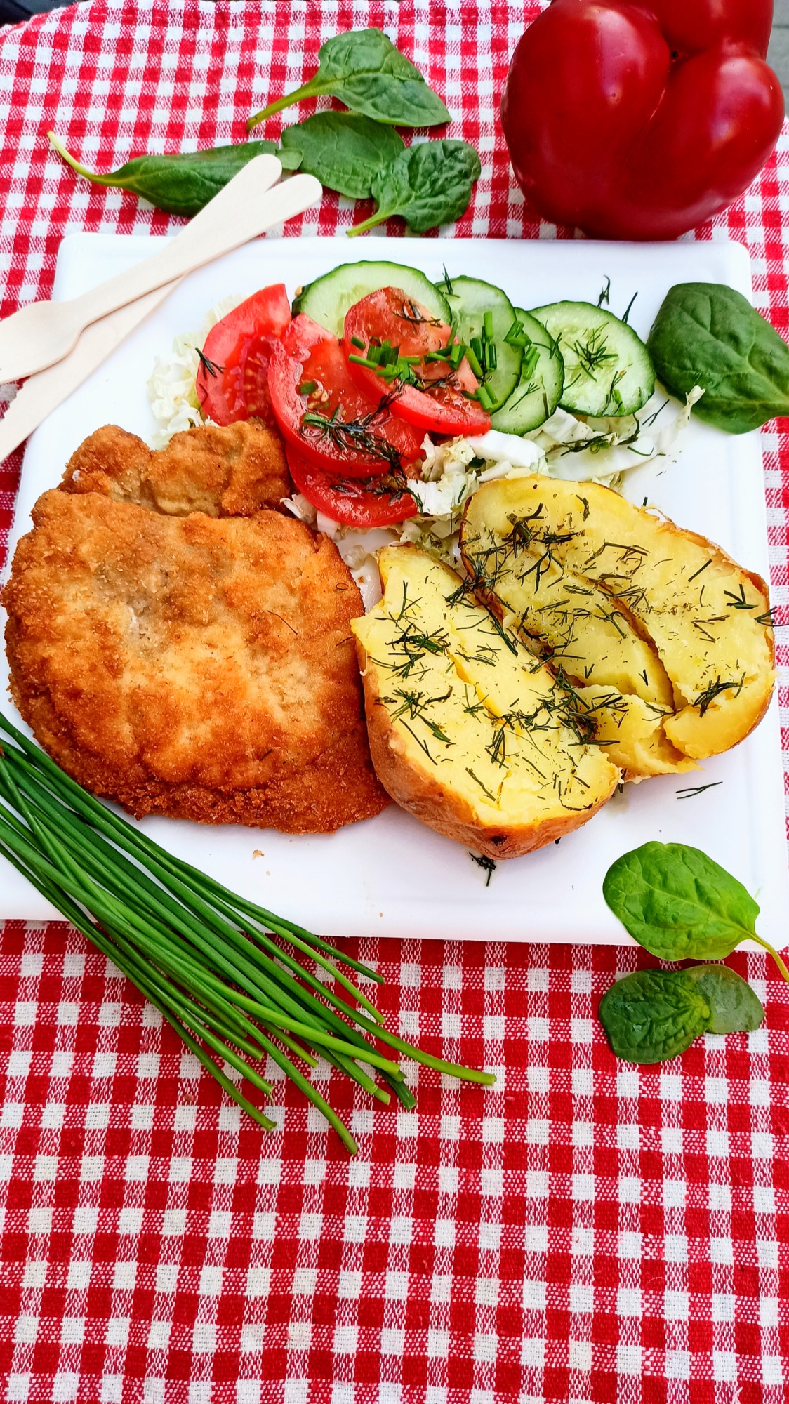 Kotlet schabowy podawany z pieczonymi ziemniakami