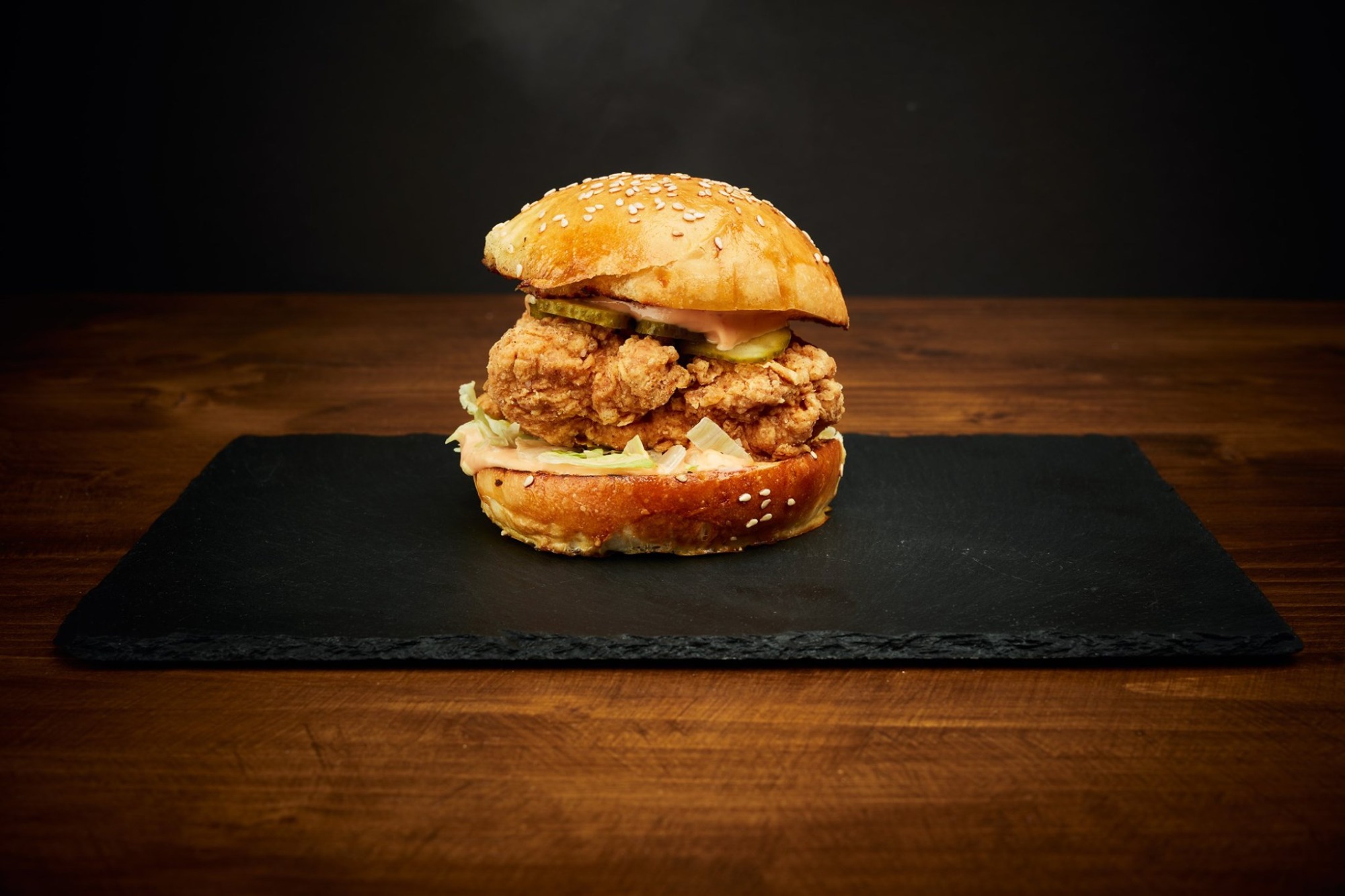 Burger cu pui crocant sweet chilli