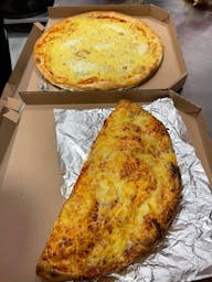 Pizza Calzone(prekladaná) a Quattro Formaggi