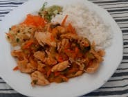 Kurczak z warzywami w sosie chili﻿, ryż, zestaw surówek