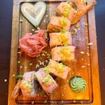 14.Krewetka w tempurze owijana łososiem opalanym posypana porem / shrimp in tempura rolled with baked salmon with chives on top