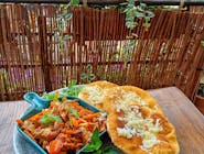 Langosz z żeberkiem  - drożdżowe placki z serem  i żeberka z warzywami w sosie słodkim chili  