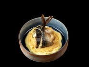 Pieczona makrela z serem podawana z puree wasabi i musem cebulowym