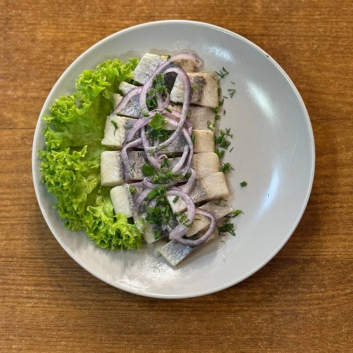 Śledź z cebulą w oleju