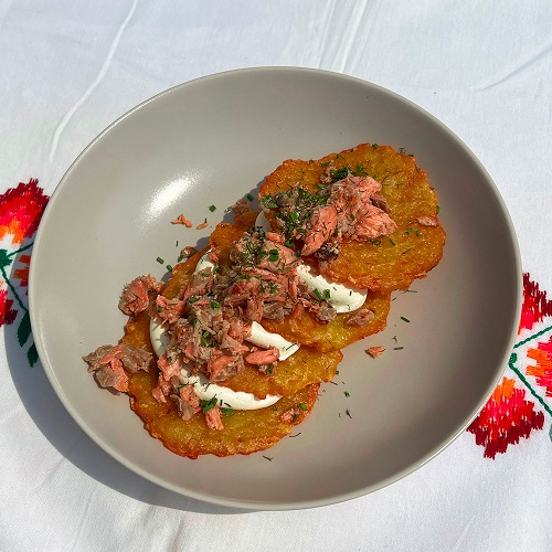 Draniki z pieczonym łososiem i serkiem Filadelfia