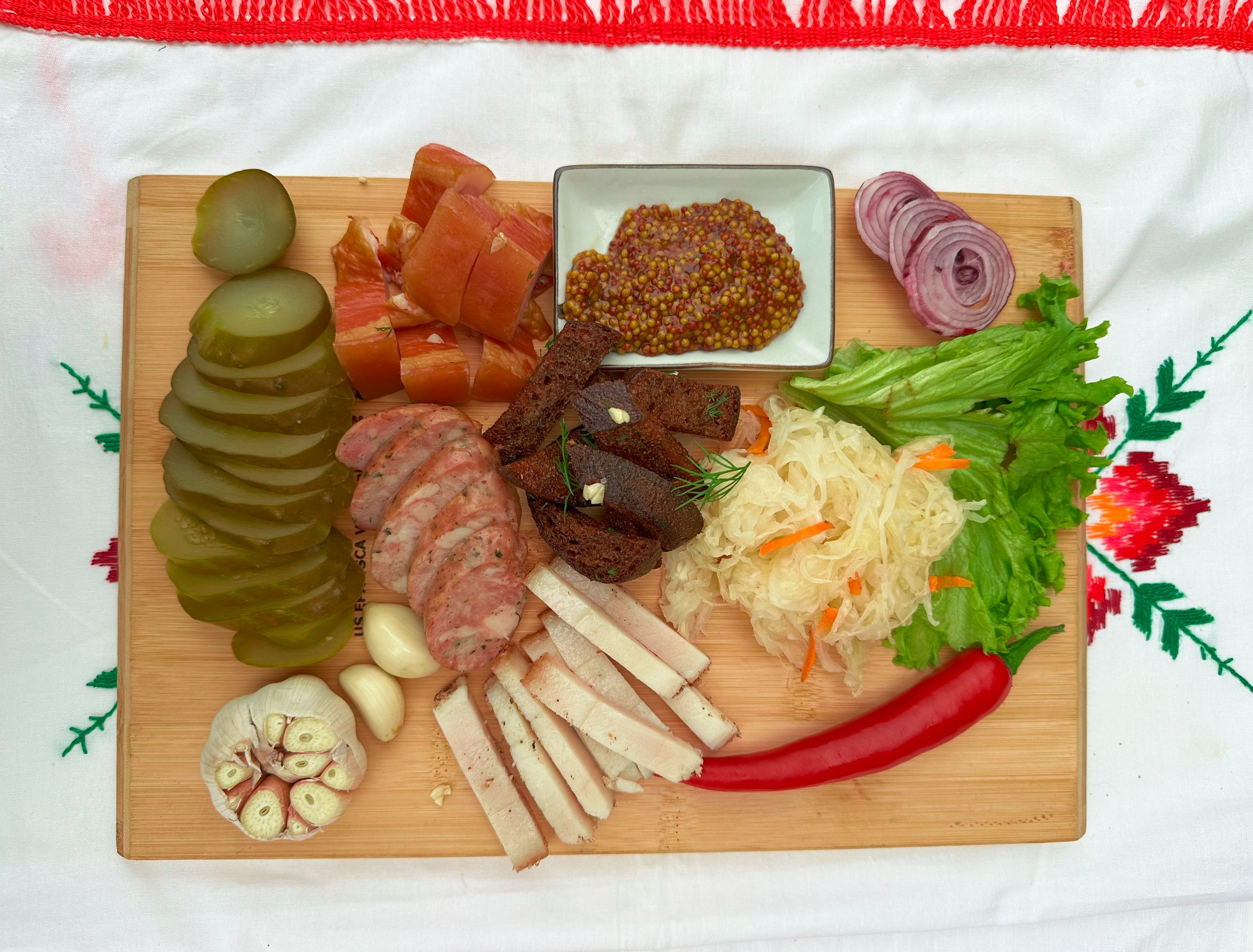 Zestaw maly z “mięsa i sala z solienijami