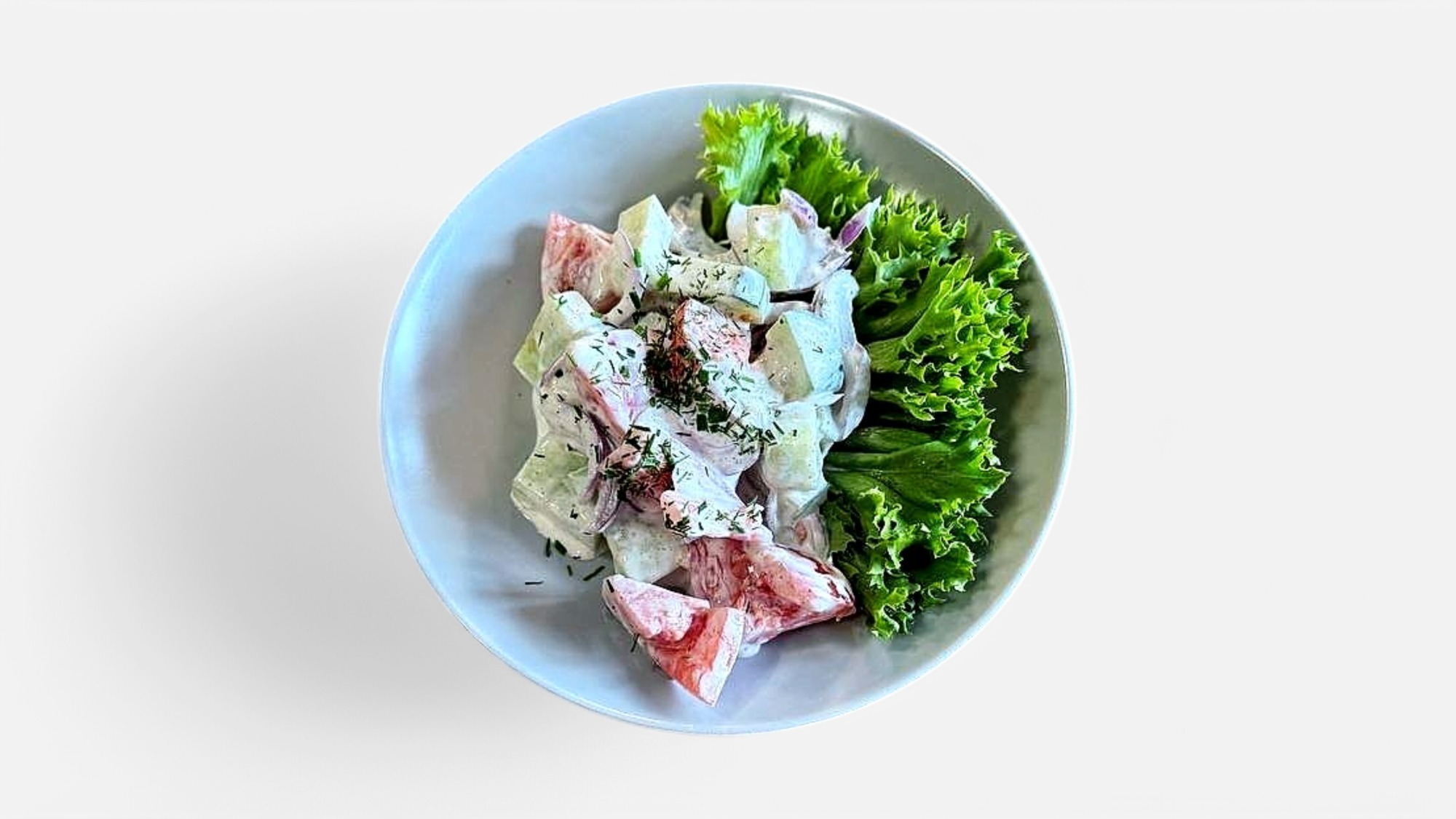 Sałatka z ogórkiem, pomidorem i cebulą