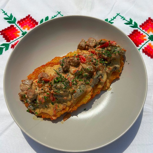 Draniki z smażoną wieprzowiną oraz cebulą