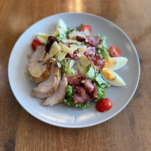 Salatka Cezar klasyczny z kurczakiem