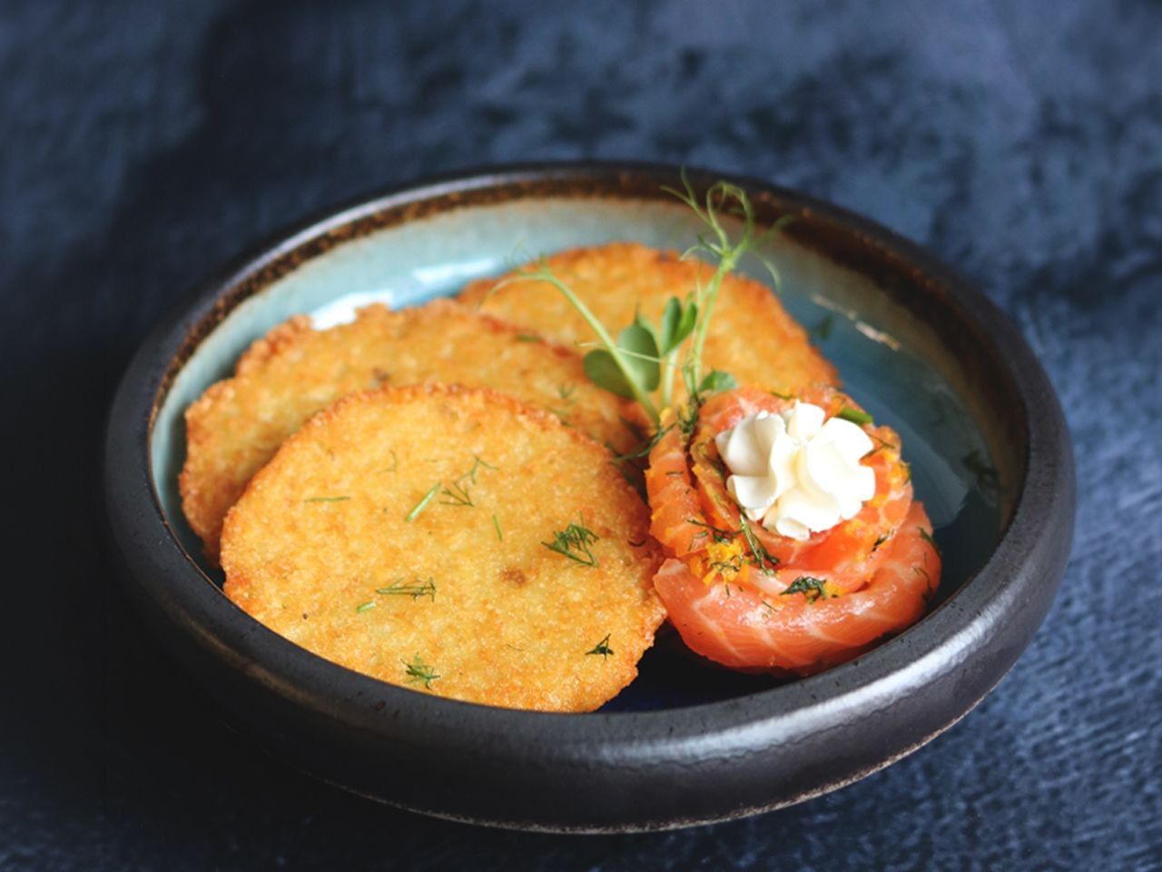 Placki ziemniaczane z łososiem gravlax