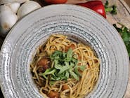 Spaghete cu pesto și roșii