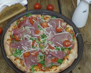 Pizza na cienkim włoskim cieście 