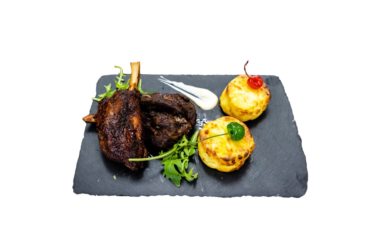 Aripioare de porc cu cartofi aurii si salata de muraturi 650 g