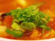 Pikantna zupa rybna Z pieczywem czosnkowym