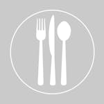 Świeża sałatka (sałata, papryka, cebula, cherry pomidory, ogórek, oliwki, dressing)
