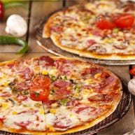 Pri objednávke akejkoľvek rodinnej pizze z našej ponuky dostanete druhú pizzu (šunková / salámová) za polovičnú cenu